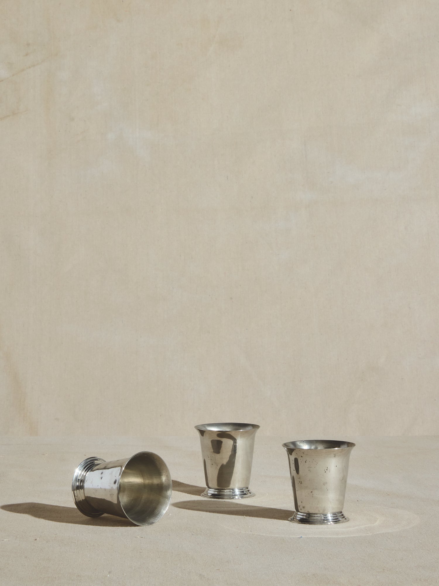 Tasses en étain