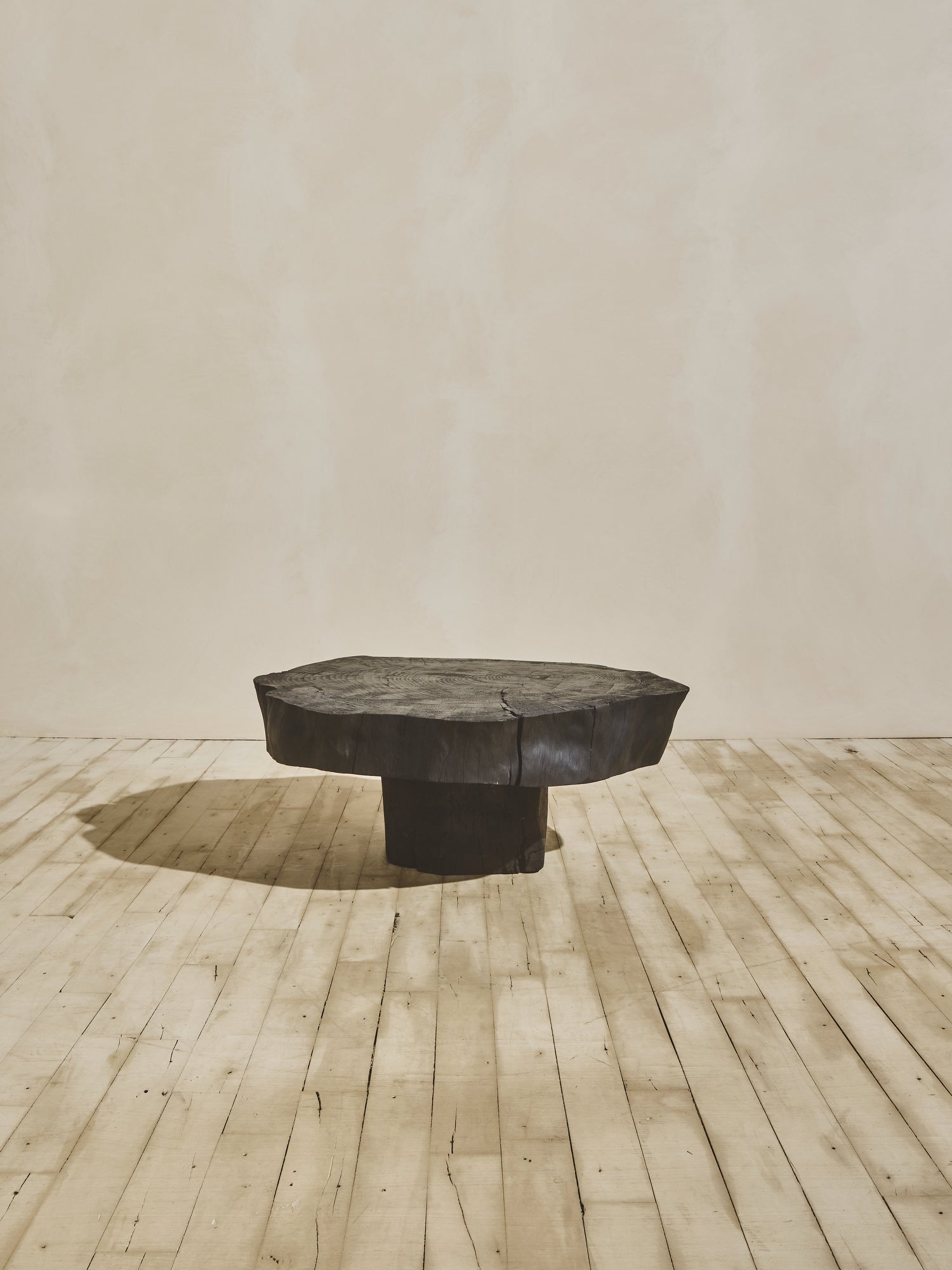 Table basse espagnole ébonisée c. 1970