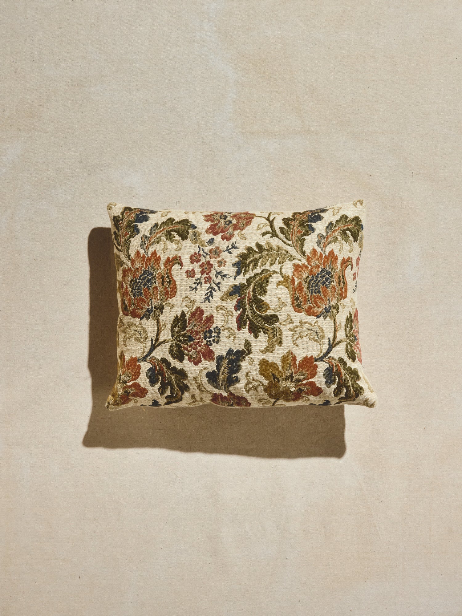 Vintage style floral pattern on our woven rectangular Primavera pillow and down feather blend insert.