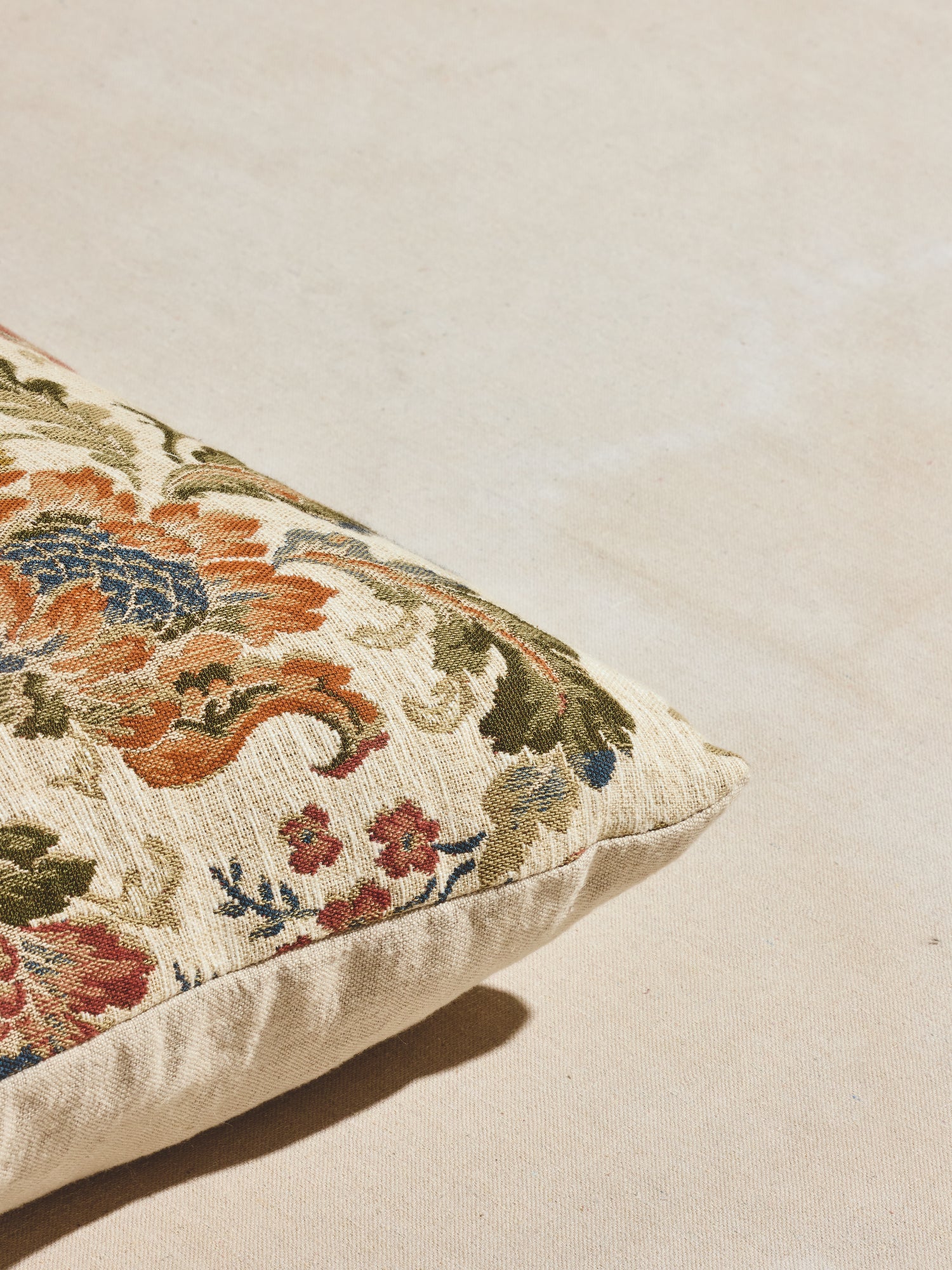 Top woven floral pattern and base natural woven, primavera pillow.