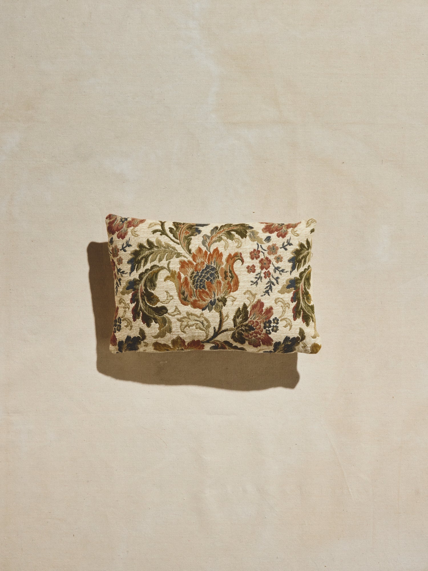 Vintage style floral pattern on our woven rectangular Primavera pillow and down feather blend insert.